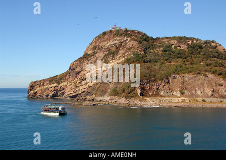 Nordamerika, Mexiko, Bundesstaat Sinaloa, Mazatlan. Touristischen Boot vor der Küste von El Faro Leuchtturm-Hügel. Stockfoto