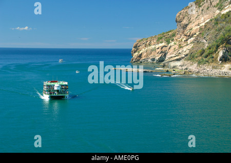 Mexiko, Bundesstaat Sinaloa, Mazatlan. Touristischen Boot vor der Küste von Leuchtturm El Faro Hügel am Hafen von Mazatlan. Stockfoto