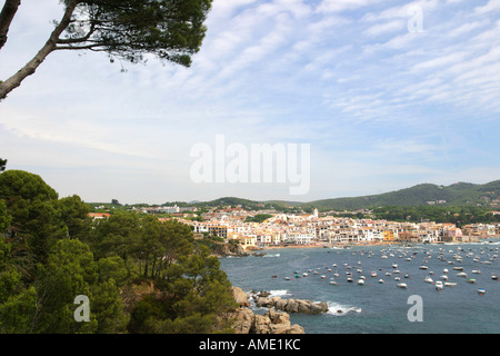 Der Ferienort Calella de Palafrugell gesehen von Camino de Ronda, ein Spaziergang entlang der Küste an der Costa Brava, Katalonien, Spanien. August Stockfoto