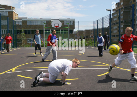 Kinder spielen Fußball in einem Spiel Käfig, Forest Hill Estate, London, UK. 2006. Stockfoto