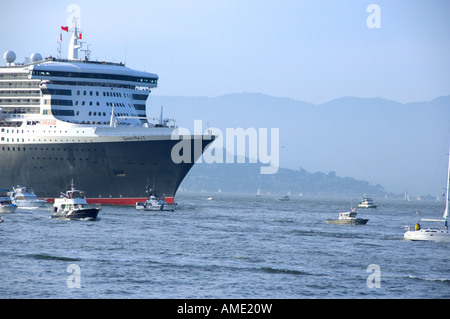 Nordamerika, USA, Kalifornien, San Francisco. Cunard Queen Mary 2 auf seiner Jungfernfahrt Abruf am Hafen von San Francisco. Stockfoto