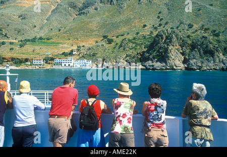 die Fähre von Loutro, Agia Roumeli in der Provinz Chania auf der griechischen Insel Kreta nähert sich ein kleines Küstendorf Stockfoto