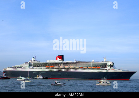 Nordamerika, USA, Kalifornien, San Francisco. Cunard Queen Mary 2 auf seiner Jungfernfahrt Abruf am Hafen von San Francisco. Stockfoto