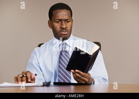 Ein Business-Mann in einem Büro zu lesen. Stockfoto