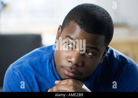 Nahaufnahme eines depressiven jungen Mannes. Stockfoto