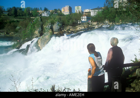 Fluss Rheinfall, Europas größten Wasserfall in Schaffhausen in der Schweiz Stockfoto