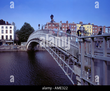 Menschen über das malerische Gusseisen Ha'penny Brücke über den Fluss Liffey, Temple Bar Gegend, Dublin, Eire (Irland). Stockfoto