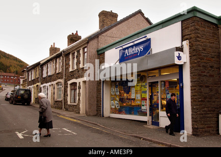 Reihenhäuser und moderner Tante-Emma-Laden im ehemaligen Kohle Bergbau Stadt Abertillery South Wales Täler UK Stockfoto