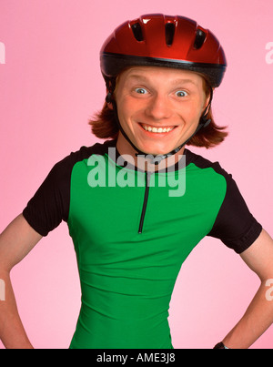 Porträt des männlichen Cylcist mit Helm Stockfoto