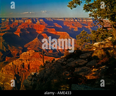 Grand CanyonNationalpark in Arizona zeigt späten Nachmittag Beleuchtung auf den Kuppen und Türme vom Mather Point Stockfoto