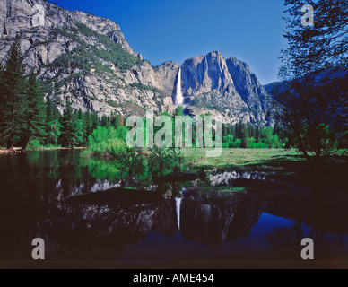 Yosemite-Nationalpark in Kalifornien zeigen, Wasserfälle und die steilen Granitfelsen vom Talboden Stockfoto