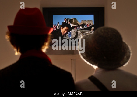 Besucher sehen eine Videoinstallation von Fiona Tan Teil der Artes Mundi Preis Ausstellung am nationalen Museum von Wales Cardiff Stockfoto