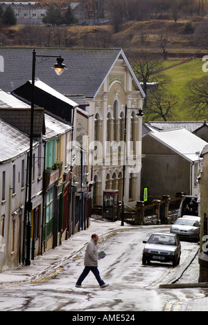 Mann Kreuzung Straße in heruntergekommen Blaenavon Stadtzentrum vor der Buchstadt Revitalisierungsprojekt Torfaen South Wales UK GB Stockfoto