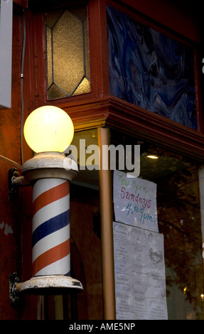 Barber Shop Pole dreht in der Stadt. Stockfoto