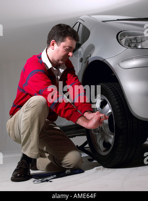 Mercedes Benz A160 2003 mit einem Radwechsel Stockfoto