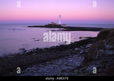 ENGLAND Tyne Verschleiß St Marys Insel das beliebte Wahrzeichen der Leuchtturm vor dem natürlichen rosa Hintergrund Stockfoto