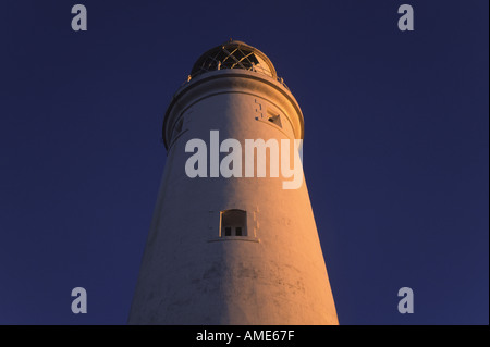 ENGLAND Tyne tragen St Marys Insel warme Abendsonne beleuchtet das beliebte Whitley Bay Wahrzeichen des Leuchtturms Stockfoto