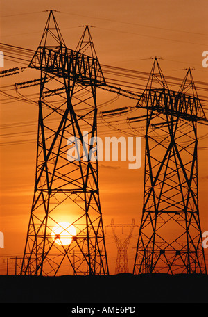 Silhouette der Sendemasten bei Sonnenuntergang Stockfoto