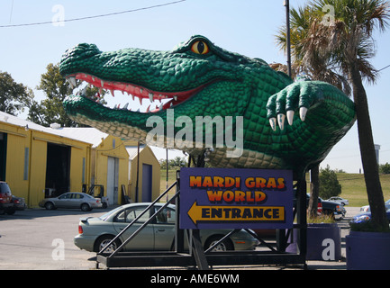 Riesige krokodil Modell und Zeichen für Mardi Gras World Algier Louisiana november 2007 Stockfoto