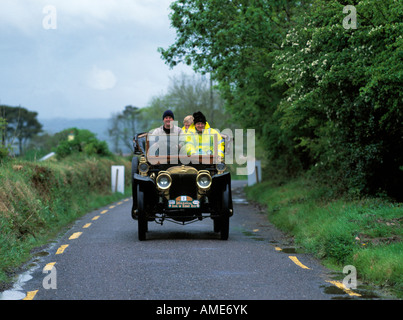 alten motor Oldtimer aufsteigend von einem Hügel in Irland, Stockfoto