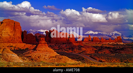 Arches-Nationalpark in Utah mit roten Felsspitzen mit Schnee bedeckt La Sal Mountains in der Ferne Hintergrund Stockfoto