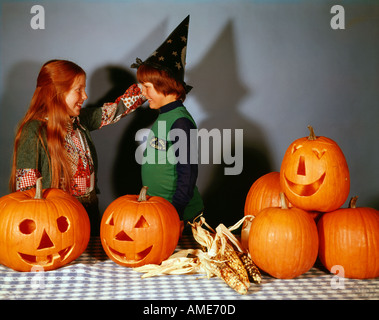 Halloween-Spaß wie Bruder und Schwester vorbereiten für den unheimlich Abend umgeben von Jack O Lanterns und Kürbisse Stockfoto