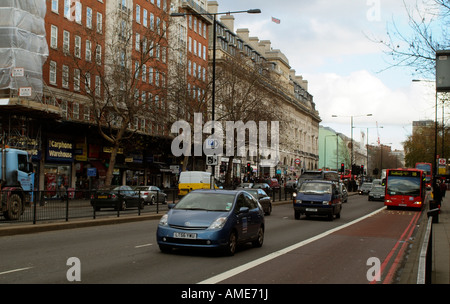 Marylebone Road nahe Baker Street Station in Central London Verkehrsfluss Busspur Stockfoto