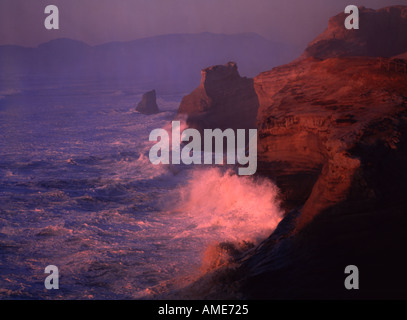 Großen Surf stürzt Ahore bei Sonnenuntergang am Kap Kiwands auf die zerklüftete Küste von Oregon in der Nähe von Pacific City Stockfoto