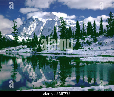 Mount Shuksan im nördlichen Washington mit frühen Schnee reflektiert in den ruhigen Gewässern des Bild-See Stockfoto