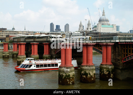 Rote Säulen der ehemaligen Eisenbahnbrücke abgebaut 1985 neben Blackfriars Bridge über die Themse Stockfoto