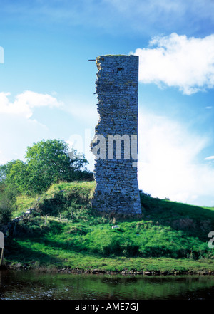 Burgruine Mauern stehen einsam in der irischen Landschaft, Stockfoto