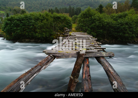 Kaputte Brücke über den Fluss in der Nähe von Vallestadfossen bei starkem Regen in Vetlefjorden Sogn Og Fjordane Fjordland Norwegen Westeuropa Stockfoto