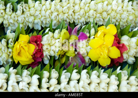 Tahiti, Französisch-Polynesien. Blume Halsketten und Kronen auf dem Display in der Nähe des Marktes von Papeete Stockfoto