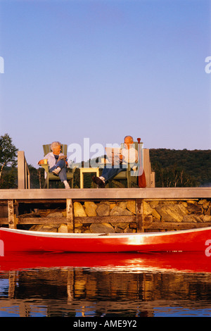 Reifen Sie paar lesen Zeitungen im Dock Stockfoto