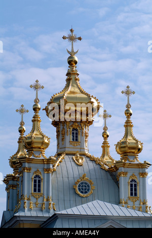 Goldene vergoldete Architektur auf Dach des Sommerpalast Peterhof St. Petersburg Russland Stockfoto