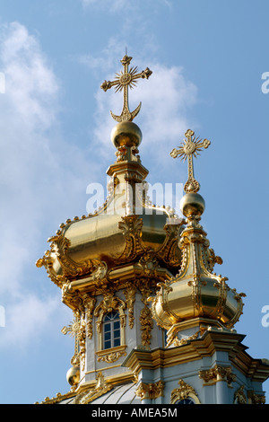 Goldene vergoldete Architektur auf Dach der Sommerpalast Peterhof St. Petersburg Russland Stockfoto