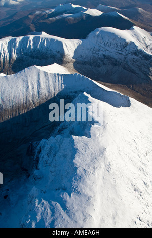 Luftbild mit Blick auf den Gipfel und die North Face mit Nevis Range und Grey Corries im Abstand Stockfoto