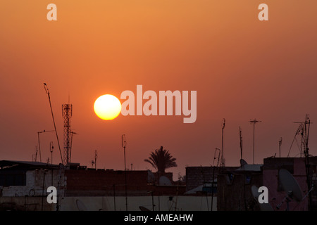 Sonnenaufgang über den Dächern von Marrakech in Marokko. Stockfoto