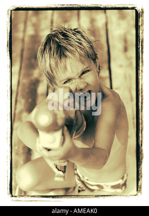 Porträt eines jungen mit Wasserpistole Stockfoto