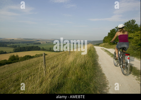 Radfahrer, die nach Oxdrove mit Blick auf Downs Stockfoto