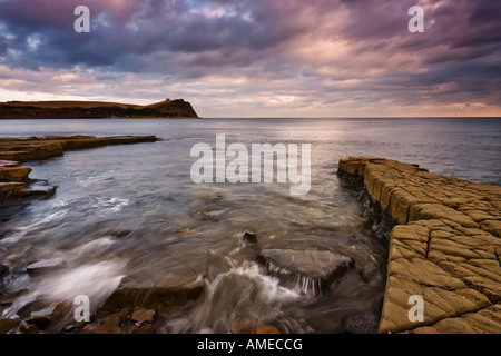 Schwachem Licht Bild von Kimmeridge mit einer langen Verschlusszeit zu glätten Sie den Ozean und das Bild ruhiger. Stockfoto