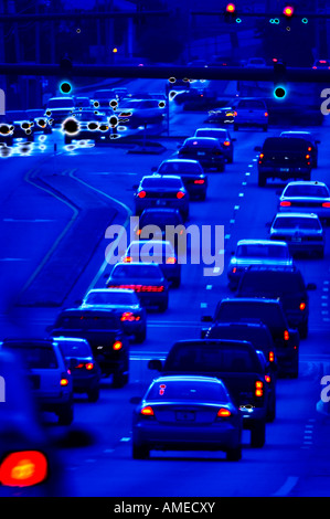 Pkw-Verkehr in der Nacht Stockfoto