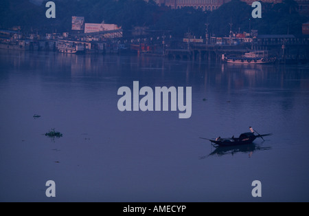 Hugli Fluß aus die Haora-Brücke in Kalkutta, Indien betrachtet. Stockfoto