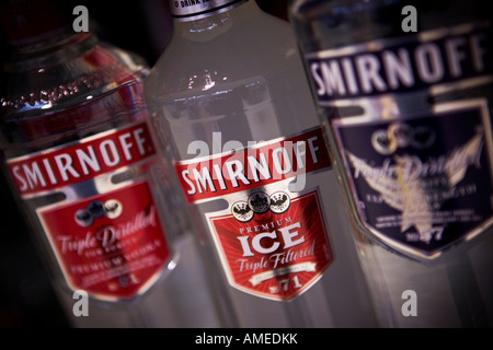 Smirnoff-Flaschen Wodka Smirnoff Smirnoff Ice ist eine Marke von Diageo Stockfoto