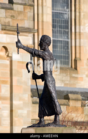 Norman Galbraiths Skulptur des Heiligen Mirin Gönner Heiliges von Paisley, Schottland. Stockfoto