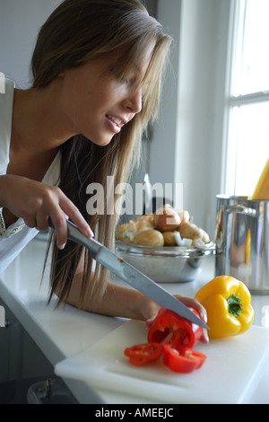 Frau schneiden Pfeffer Stockfoto