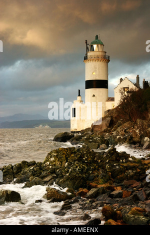 Cloch Leuchtturm Sit auf Cloch Point in der Nähe von Gourock RFA Fort George im Hintergrund Stockfoto