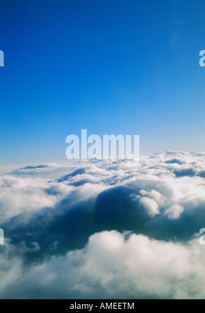 Cumulus-Wolken, die vom Berg aus gesehen Stockfoto