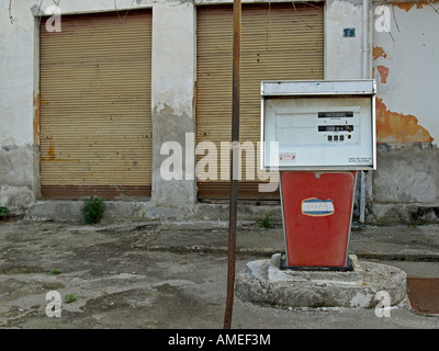 alten gebrochenen Zapfsäule Tankstelle in Griechenland Stockfoto