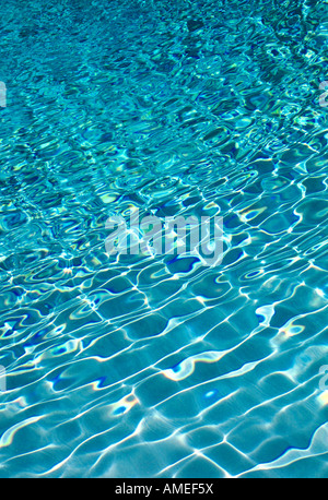 tropische blaue Schwimmbadwasser Stockfoto